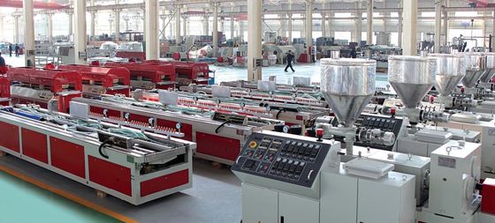 55kW Δύναμη Yuhao μηχανή εκτόξευσης πίνακα PVC πόρτας για την παραγωγή προφίλ Pvc SIEMENS