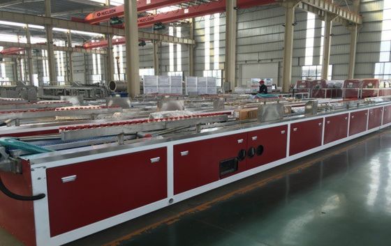 Προηγμένη μηχανή κατασκευής πλαστικών προφίλ PVC WPC για την κατασκευή εσωτερικών πινάκων πόρτας