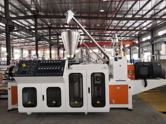 55kW Δύναμη Yuhao μηχανή εκτόξευσης πίνακα PVC πόρτας για την παραγωγή προφίλ Pvc SIEMENS