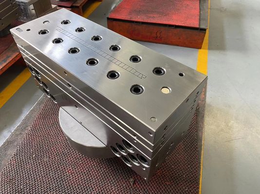 Συμπληρωματική εξόρυξη Wallboard Asa Pc Pe Upvc Profile Extrusion Die Mold Moulds σε ασημένιο PVC