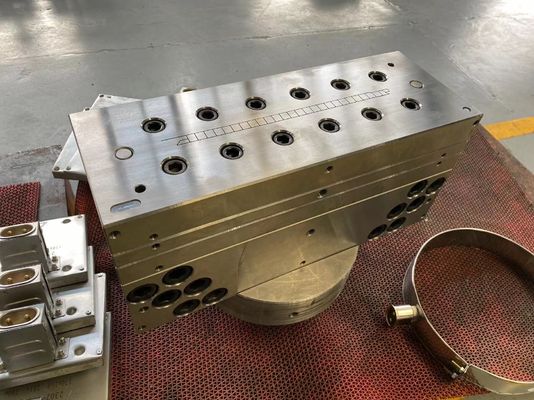 Συμπληρωματική εξόρυξη Wallboard Asa Pc Pe Upvc Profile Extrusion Die Mold Moulds σε ασημένιο PVC