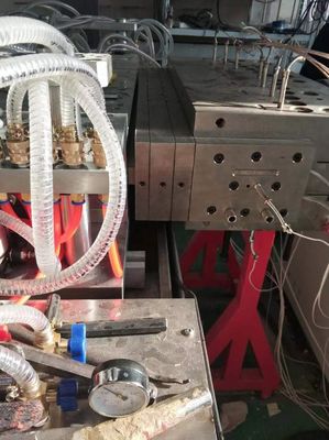Μηχανή εκτόξευσης πίνακα πόρτας UPVC/WPC για έργα κατασκευής