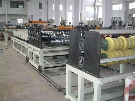 Διπλή βίδα σχεδιασμός PVC οροφή πλακάκια γραμμή παραγωγής με 80/156mm διάμετρο βίδα