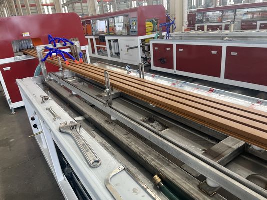 Η γραμμή μηχανής WPC με αντίστροφη περιστροφή με κωνική δίδυμη βίδα για ανώτερη απόδοση