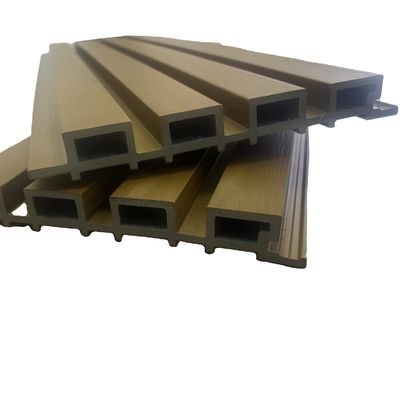 Μηχανή για την επεξεργασία πλακών από PVC με συγχρηματοδότηση υψηλής παραγωγικότητας