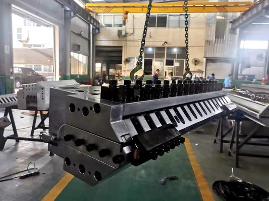 Κινέζικη γραμμή εκτόξευσης SPC FLOOR με τρόπο σχηματισμού 3CR17 και καλούπι εκτόξευσης