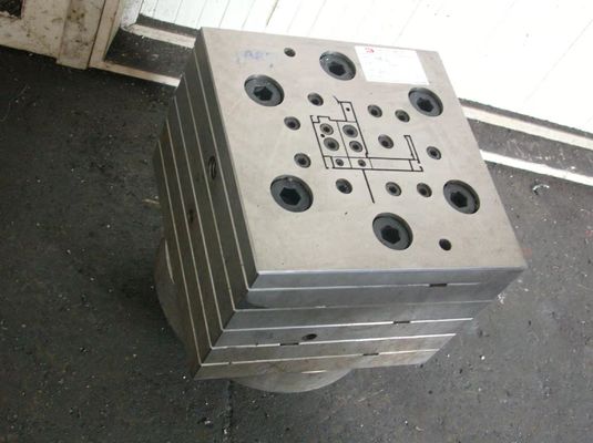 Εκτόξευση προφίλ PVC για παράθυρα και πόρτες σε ασημένιο φινίρισμα με υλικό καλούπι 3CR17
