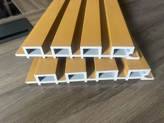 Μηχανή παραγωγής επικάλυψης WPC με 261*31mm κούφιο καλούπι και υλικό PE
